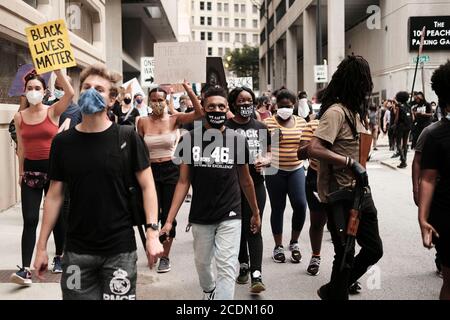 Atlanta, Georgia, USA. August 2020. Demonstranten marschieren durch die Innenstadt von Atlanta aus Protest gegen den Offizier beteiligt Schießen auf Trayford Pellerin in Lafayete, LA am 21. August. Kredit: John Arthur Brown/ZUMA Wire/Alamy Live Nachrichten Stockfoto