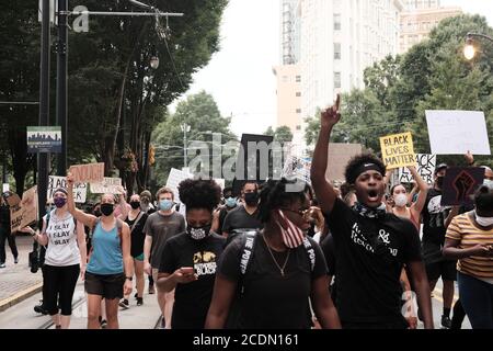 Atlanta, Georgia, USA. August 2020. Demonstranten marschieren durch die Innenstadt von Atlanta aus Protest gegen den Offizier beteiligt Schießen auf Trayford Pellerin in Lafayete, LA am 21. August. Kredit: John Arthur Brown/ZUMA Wire/Alamy Live Nachrichten Stockfoto