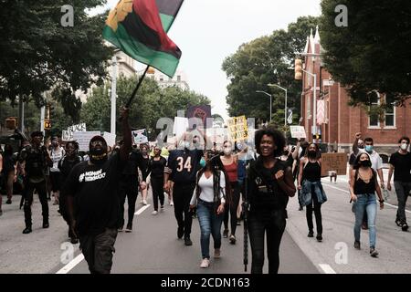 Atlanta, Georgia, USA. August 2020. Demonstranten marschieren durch die Innenstadt von Atlanta aus Protest gegen den Offizier beteiligt Schießen auf Trayford Pellerin in Lafayete, LA am 21. August. Kredit: John Arthur Brown/ZUMA Wire/Alamy Live Nachrichten Stockfoto