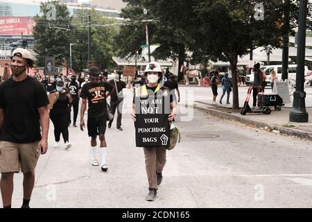 Atlanta, Georgia, USA. August 2020. Demonstranten marschieren durch die Innenstadt von Atlanta aus Protest gegen den Offizier beteiligt Schießen auf Trayford Pellerin in Lafayete, LA am 21. August. Kredit: John Arthur Brown/ZUMA Wire/Alamy Live Nachrichten Stockfoto
