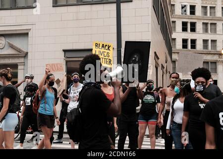 Atlanta, Georgia, USA. August 2020. Demonstranten marschieren durch die Innenstadt von Atlanta aus Protest gegen den Offizier beteiligt Schießen auf Trayford Pellerin in Lafayete, LA am 21. August. Kredit: John Arthur Brown/ZUMA Wire/Alamy Live Nachrichten Stockfoto