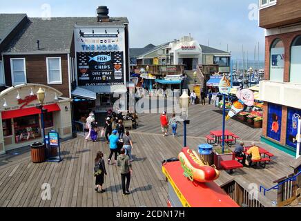 Touristen kehren im august 2020 zum Pier 39 zurück Covid 19 trägt Masken Stockfoto