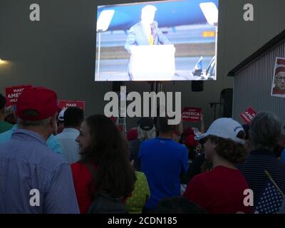 Manchester, New Hampshire, USA. August 2020. (NEUER) Präsident Trump spricht bei einer Kundgebung am Regionalflughafen Manchester-Boston. 28. August 2020, Manchester-New Hampshire. Der US-Präsident Donald Trump spricht bei einer Kundgebung am Regionalflughafen Manchester-Boston zu Trump-Anhängern und einige von ihnen stellen sich vor, um ihn durch die große Leinwand zu sehen.Quelle : Julia Mineeva /Thenews2. Quelle: Julia Mineeva/TheNEWS2/ZUMA Wire/Alamy Live News Stockfoto