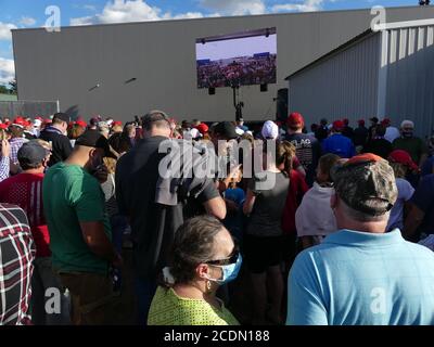 Manchester, New Hampshire, USA. August 2020. (NEUER) Präsident Trump spricht bei einer Kundgebung am Regionalflughafen Manchester-Boston. 28. August 2020, Manchester-New Hampshire. Der US-Präsident Donald Trump spricht bei einer Kundgebung am Regionalflughafen Manchester-Boston zu Trump-Anhängern und einige von ihnen stellen sich vor, um ihn durch die große Leinwand zu sehen.Quelle : Julia Mineeva /Thenews2. Quelle: Julia Mineeva/TheNEWS2/ZUMA Wire/Alamy Live News Stockfoto