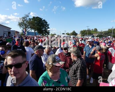 Manchester, New Hampshire, USA. August 2020. (NEUER) Präsident Trump spricht bei einer Kundgebung am Regionalflughafen Manchester-Boston. 28. August 2020, Manchester-New Hampshire. Der US-Präsident Donald Trump spricht bei einer Kundgebung am Regionalflughafen Manchester-Boston zu Trump-Anhängern und einige von ihnen stellen sich vor, um ihn durch die große Leinwand zu sehen.Quelle : Julia Mineeva /Thenews2. Quelle: Julia Mineeva/TheNEWS2/ZUMA Wire/Alamy Live News Stockfoto