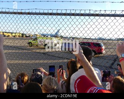 Manchester, New Hampshire, USA. August 2020. (NEUER) Präsident Trump spricht bei einer Kundgebung am Regionalflughafen Manchester-Boston. 28. August 2020, Manchester-New Hampshire. Der US-Präsident Donald Trump spricht bei einer Kundgebung am Regionalflughafen Manchester-Boston zu Trump-Anhängern und einige von ihnen stellen sich vor, um ihn durch die große Leinwand zu sehen.Quelle : Julia Mineeva /Thenews2. Quelle: Julia Mineeva/TheNEWS2/ZUMA Wire/Alamy Live News Stockfoto