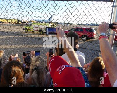 Manchester, New Hampshire, USA. August 2020. (NEUER) Präsident Trump spricht bei einer Kundgebung am Regionalflughafen Manchester-Boston. 28. August 2020, Manchester-New Hampshire. Der US-Präsident Donald Trump spricht bei einer Kundgebung am Regionalflughafen Manchester-Boston zu Trump-Anhängern und einige von ihnen stellen sich vor, um ihn durch die große Leinwand zu sehen.Quelle : Julia Mineeva /Thenews2. Quelle: Julia Mineeva/TheNEWS2/ZUMA Wire/Alamy Live News Stockfoto