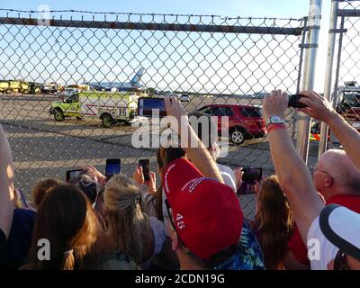 Manchester, New Hampshire, USA. August 2020. (NEUER) Präsident Trump spricht bei einer Kundgebung am Regionalflughafen Manchester-Boston. 28. August 2020, Manchester-New Hampshire. Der US-Präsident Donald Trump spricht bei einer Kundgebung am Regionalflughafen Manchester-Boston zu Trump-Anhängern und einige von ihnen stellen sich vor, um ihn durch die große Leinwand zu sehen.Quelle : Julia Mineeva /Thenews2. Quelle: Julia Mineeva/TheNEWS2/ZUMA Wire/Alamy Live News Stockfoto