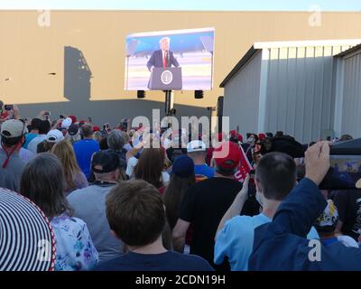 Manchester, New Hampshire, USA. August 2020. (NEUER) Präsident Trump spricht bei einer Kundgebung am Regionalflughafen Manchester-Boston. 28. August 2020, Manchester-New Hampshire. Der US-Präsident Donald Trump spricht bei einer Kundgebung am Regionalflughafen Manchester-Boston zu Trump-Anhängern und einige von ihnen stellen sich vor, um ihn durch die große Leinwand zu sehen.Quelle : Julia Mineeva /Thenews2. Quelle: Julia Mineeva/TheNEWS2/ZUMA Wire/Alamy Live News Stockfoto