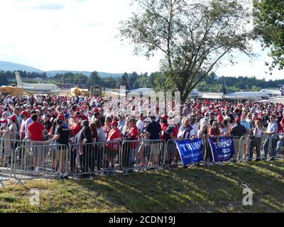 Manchester, New Hampshire, USA. August 2020. (NEUER) Präsident Trump spricht bei einer Kundgebung am Regionalflughafen Manchester-Boston. 28. August 2020, Manchester-New Hampshire. Der US-Präsident Donald Trump spricht bei einer Kundgebung am Regionalflughafen Manchester-Boston zu Trump-Anhängern und einige von ihnen stellen sich vor, um ihn durch die große Leinwand zu sehen.Quelle : Julia Mineeva /Thenews2. Quelle: Julia Mineeva/TheNEWS2/ZUMA Wire/Alamy Live News Stockfoto