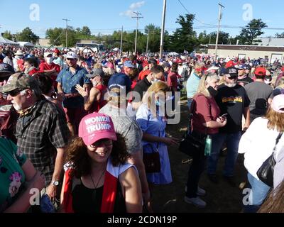 Manchester, New Hampshire, USA. August 2020. (NEUER) Präsident Trump spricht bei einer Kundgebung am Regionalflughafen Manchester-Boston. 28. August 2020, Manchester-New Hampshire. Der US-Präsident Donald Trump spricht bei einer Kundgebung am Regionalflughafen Manchester-Boston zu Trump-Anhängern und einige von ihnen stellen sich vor, um ihn durch die große Leinwand zu sehen.Quelle : Julia Mineeva /Thenews2. Quelle: Julia Mineeva/TheNEWS2/ZUMA Wire/Alamy Live News Stockfoto