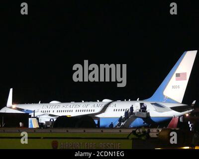 Manchester, New Hampshire, USA. August 2020. (NEUER) Präsident Trump spricht bei einer Kundgebung am Regionalflughafen Manchester-Boston. 28. August 2020, Manchester-New Hampshire. Der US-Präsident Donald Trump spricht bei einer Kundgebung am Regionalflughafen Manchester-Boston zu Trump-Anhängern und einige von ihnen stellen sich vor, um ihn durch die große Leinwand zu sehen.Quelle : Julia Mineeva /Thenews2. Quelle: Julia Mineeva/TheNEWS2/ZUMA Wire/Alamy Live News Stockfoto