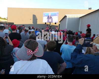 Manchester, New Hampshire, USA. August 2020. (NEUER) Präsident Trump spricht bei einer Kundgebung am Regionalflughafen Manchester-Boston. 28. August 2020, Manchester-New Hampshire. Der US-Präsident Donald Trump spricht bei einer Kundgebung am Regionalflughafen Manchester-Boston zu Trump-Anhängern und einige von ihnen stellen sich vor, um ihn durch die große Leinwand zu sehen.Quelle : Julia Mineeva /Thenews2. Quelle: Julia Mineeva/TheNEWS2/ZUMA Wire/Alamy Live News Stockfoto