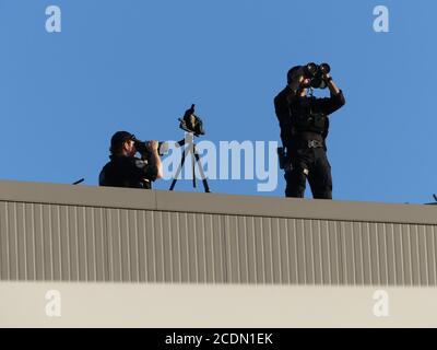 Manchester, New Hampshire, USA. August 2020. (NEUER) Präsident Trump spricht bei einer Kundgebung am Regionalflughafen Manchester-Boston. 28. August 2020, Manchester-New Hampshire. Der US-Präsident Donald Trump spricht bei einer Kundgebung am Regionalflughafen Manchester-Boston zu Trump-Anhängern und einige von ihnen stellen sich vor, um ihn durch die große Leinwand zu sehen.Quelle : Julia Mineeva /Thenews2. Quelle: Julia Mineeva/TheNEWS2/ZUMA Wire/Alamy Live News Stockfoto