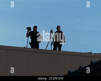 Manchester, New Hampshire, USA. August 2020. (NEUER) Präsident Trump spricht bei einer Kundgebung am Regionalflughafen Manchester-Boston. 28. August 2020, Manchester-New Hampshire. Der US-Präsident Donald Trump spricht bei einer Kundgebung am Regionalflughafen Manchester-Boston zu Trump-Anhängern und einige von ihnen stellen sich vor, um ihn durch die große Leinwand zu sehen.Quelle : Julia Mineeva /Thenews2. Quelle: Julia Mineeva/TheNEWS2/ZUMA Wire/Alamy Live News Stockfoto