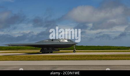 Ein B-2 Spirit Stealth Bomber, der vom Whiteman Air Force Base, Missouri, eingesetzt wurde, Taxis für den Start an der Naval Support Facility Diego Garcia, zur Unterstützung einer Bomber Task Force Mission, 26. August 2020. BTF-Missionen ermöglichen es dem US Strategic Command, eine dauerhafte, langfristige Bomberpräsenz zu bieten, um die Verpflichtung des US-Indo-Pacific Command zu einem freien und offenen Indo-Pazifik-Raum zu unterstützen. (US Air Force Foto von Tech. Sgt. Heidekraut Salazar) Stockfoto