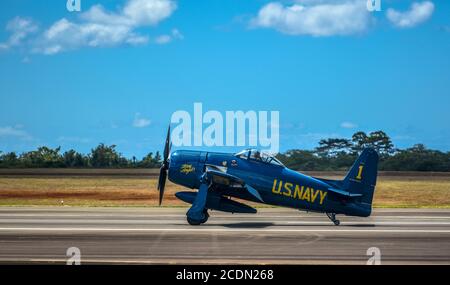 Ein Grumman F8F Bearcat landet auf dem Wheeler Army Airfield, Hawaii, 27. August 2020. Der Bearcat ist eines der 14 klassischen Kampfflugzeuge, die im Rahmen der offiziellen 75. Gedenkfeier zum Ende des Zweiten Weltkriegs am 2. September 2020 an den Überführungen von Oahu teilnehmen sollen. Der zweite Weltkrieg ist nach wie vor eine historische Erinnerung daran, wie die engagierte Entschlossenheit von Verbündeten mit einem gemeinsamen Ziel und einer gemeinsamen Vision bewährte Partnerschaften aufbaut, die sicherstellen, dass wir weiterhin mit unseren Verbündeten und Partnern zusammenarbeiten, um einen freien und offenen Indo-Pazifik-Raum zu erhalten. (USA Air Force Foto von Tech. Sgt. Anthony Nelson Junior) Stockfoto