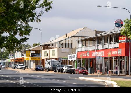 Hotels befinden sich an der Hauptstraße von Barcaldine, Western Queensland Australien Stockfoto