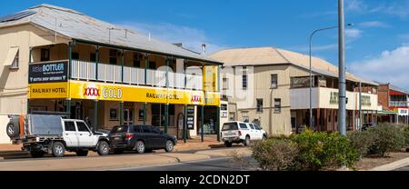 Hotels befinden sich an der Hauptstraße von Barcaldine, Western Queensland Australien Stockfoto