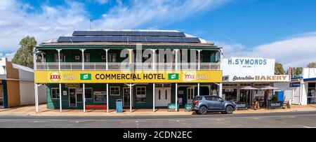 Hotels befinden sich an der Hauptstraße von Barcaldine, Western Queensland Australien Stockfoto