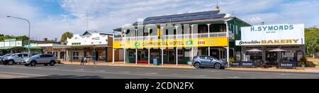 Hotels befinden sich an der Hauptstraße von Barcaldine, Western Queensland Australien Stockfoto