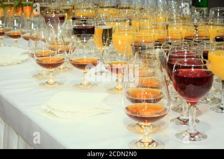 Eine Menge Weingläser mit alkoholischen Getränken auf dem Tisch Stockfoto