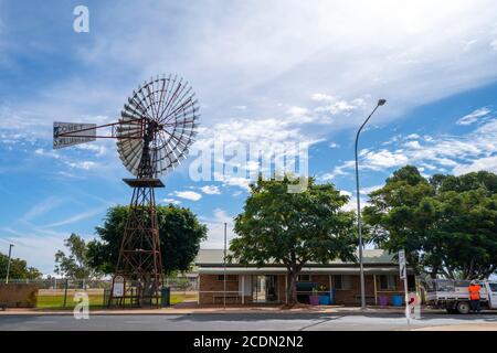 Die Barcaldine Windmühle symbolisiert die Bedeutung des artesischen Wassers für das Outback. Barcaldine, Western Queensland, Australien Stockfoto