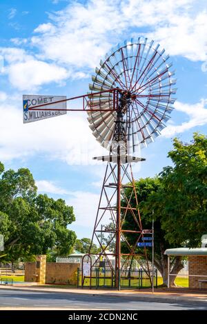 Die Barcaldine Windmühle symbolisiert die Bedeutung des artesischen Wassers für das Outback. Barcaldine, Western Queensland, Australien Stockfoto