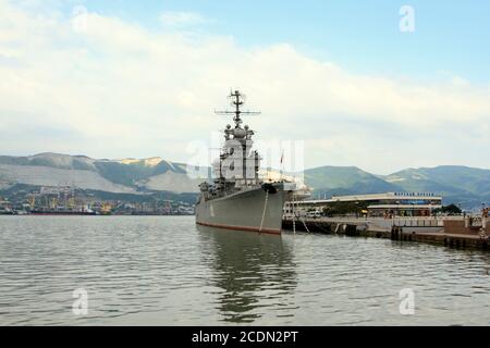 Noworossijsk, Russische Föderation, 04. Juli 2015: Der Kreuzer Michail Kutusow - das Schiff-Museum in Noworossijsk auf dem Cent vertäut Stockfoto