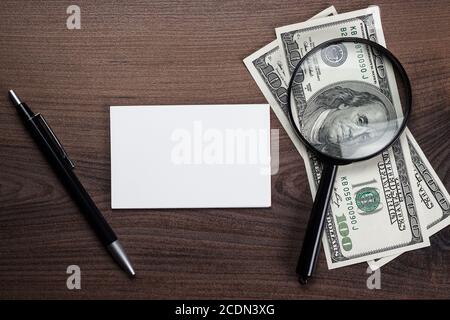 Leerer Notizbuchschreiber und Geld auf dem Tisch Stockfoto