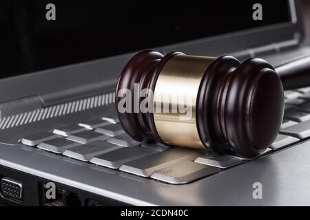 Beurteilen Sie gavel auf Computer-Konzept Stockfoto