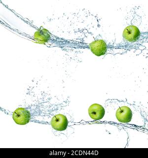 Grüne Äpfel in Spritzer Wasser isoliert Stockfoto