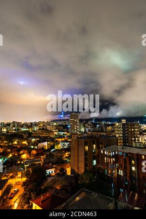 Dramatischer Himmel mit Wolken in der Regennacht über Tiflis Stadtzentrum, Georgien Stockfoto