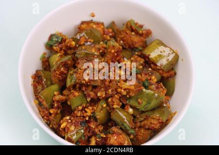 Brinjal oder Egg Pflanze trocken braten, südindischen Curry mit gerösteten Erdnusspulver Stockfoto