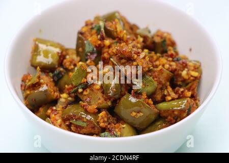 Brinjal oder Egg Pflanze trocken braten, südindischen Curry mit gerösteten Erdnusspulver Stockfoto