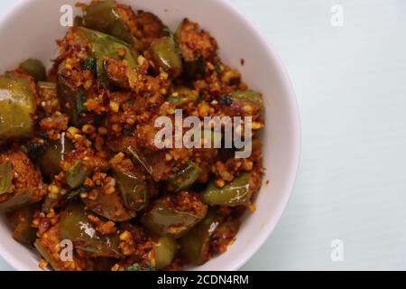 Brinjal oder Egg Pflanze trocken braten, südindischen Curry mit gerösteten Erdnusspulver Stockfoto