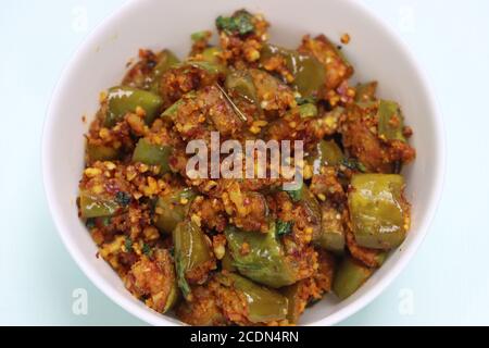 Brinjal oder Egg Pflanze trocken braten, südindischen Curry mit gerösteten Erdnusspulver Stockfoto