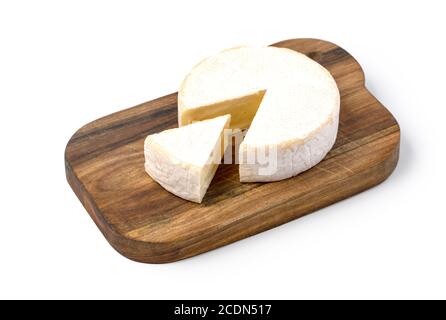 Käse auf Schneidebrett isoliert mit Clipping-Pfad Stockfoto