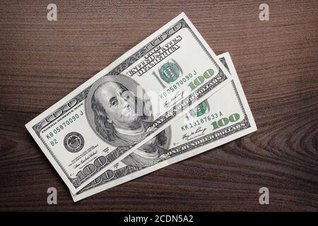 Zweihundert Dollar Banknoten auf Holztisch Stockfoto