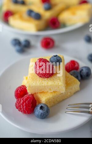 Süße hausgemachte Vanillepudding Pie mit Beeren Stockfoto