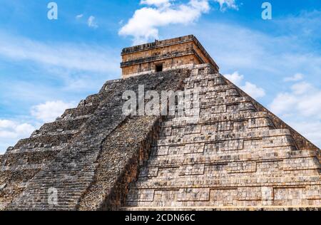 Die maya Tempel Pyramide von Kukulkan oder El Castillo in Chichen Itza, Yucatan, Mexiko. Stockfoto