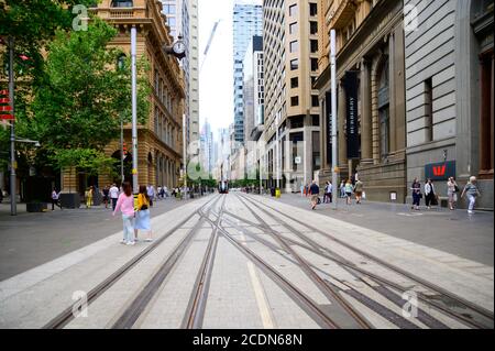 Light Rail Track in CBD an einem bewölkten Sommernachmittag Stockfoto