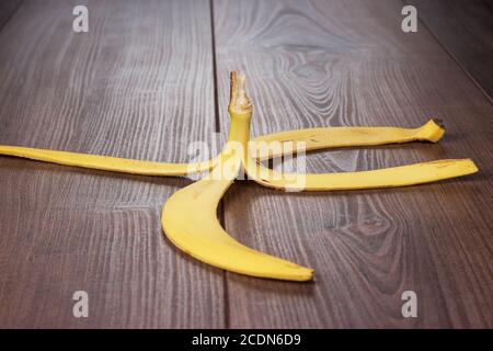Bananenschälchen auf dem Holztisch Stockfoto