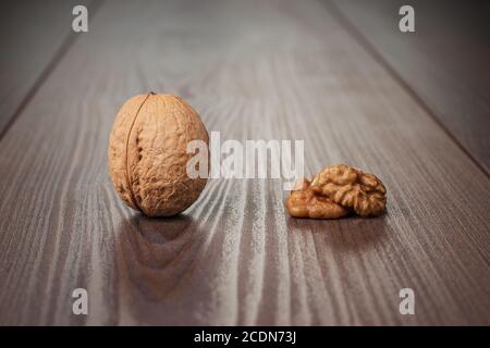 Walnüsse auf dem braunen Holztisch Stockfoto