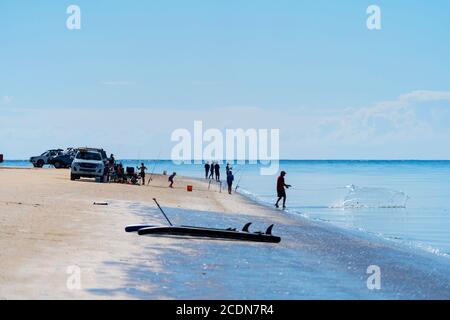 4WDs geparkt am Strand mit Menschen fischen und entspannen, Burrum National Park Queensland, Australien Stockfoto