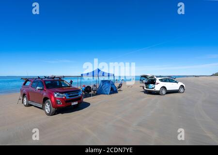 4WDs geparkt am Strand mit Menschen fischen und entspannen, Burrum National Park Queensland, Australien Stockfoto