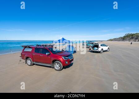 4WDs geparkt am Strand mit Menschen fischen und entspannen, Burrum National Park Queensland, Australien Stockfoto