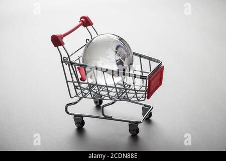 Glaskugel im Shopping Trolley Konzept Stockfoto