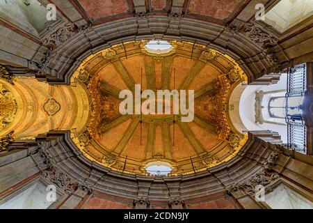 Porto Portugal - 30. Mai 2018: Blick auf die reich verzierte barocke Decke der Kirche Igreja dos Clerigos in der Altstadt, ein Symbol von Porto Stockfoto