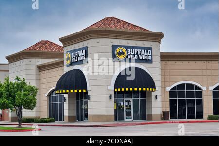 Houston, Texas/USA 03/25/2020: Buffalo Wild Wings Standort in Houston, TX. Zwangloses Dining und Sportbar Franchise in den USA und anderen Ländern. Stockfoto